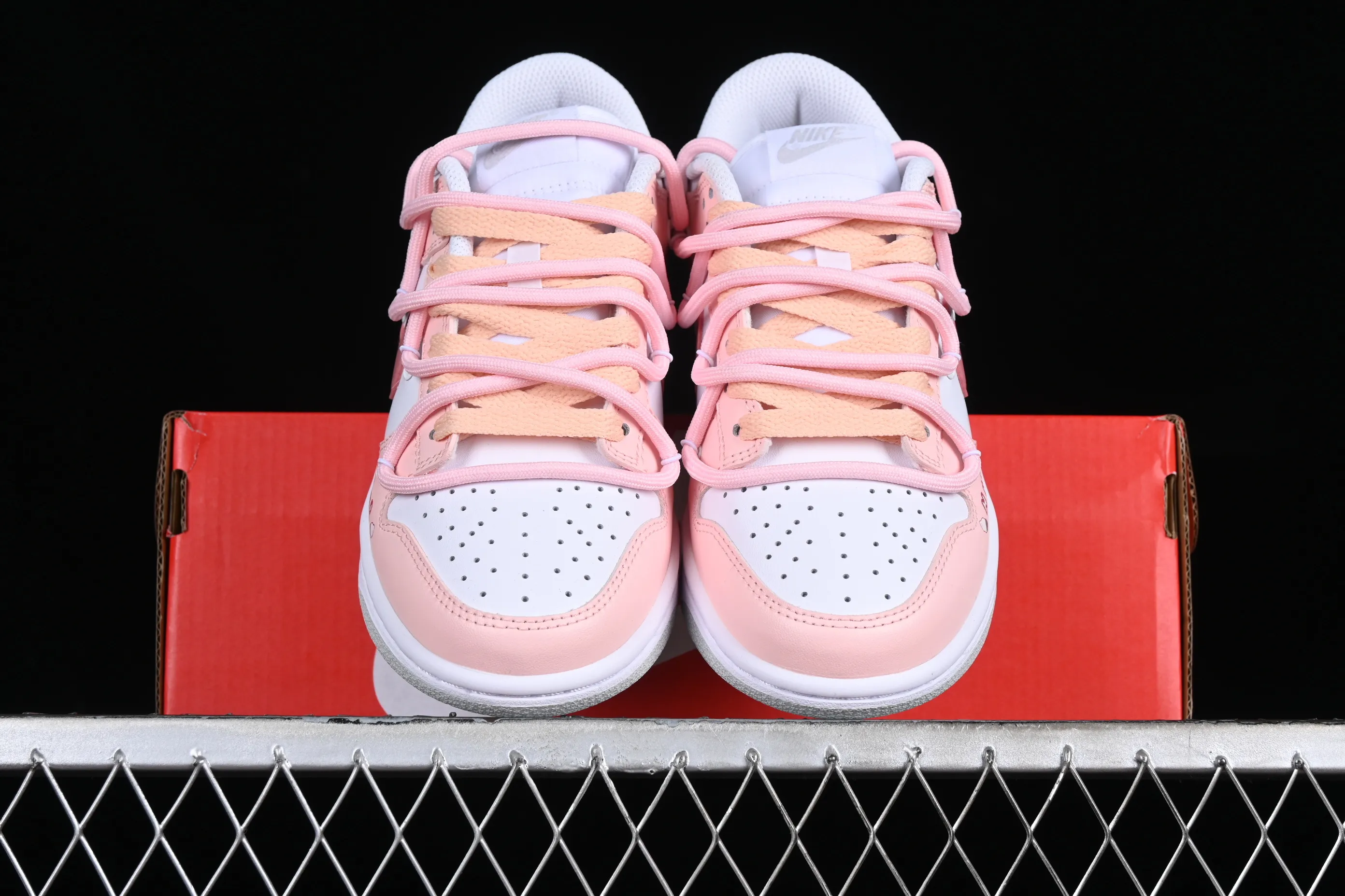 All categories Nk SB Dunk series Nk SB Dunk Low low-top sneakers Nk Dunk Low Sanshi Laboratory Dopamine Foundation Hug Bear SB strap low-top casual sneakers DH9765-102